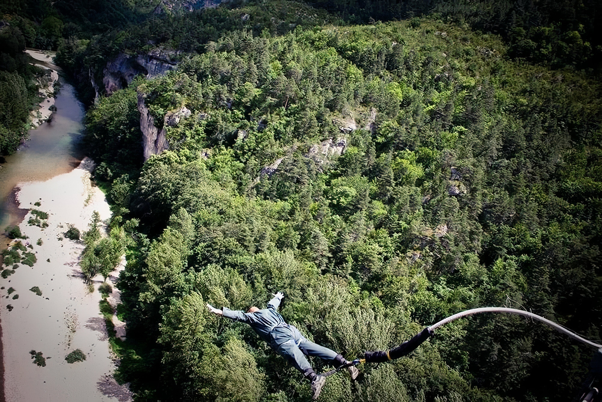 Paysage de montagne des Cévennes entre schistes, granit et vallées boisées