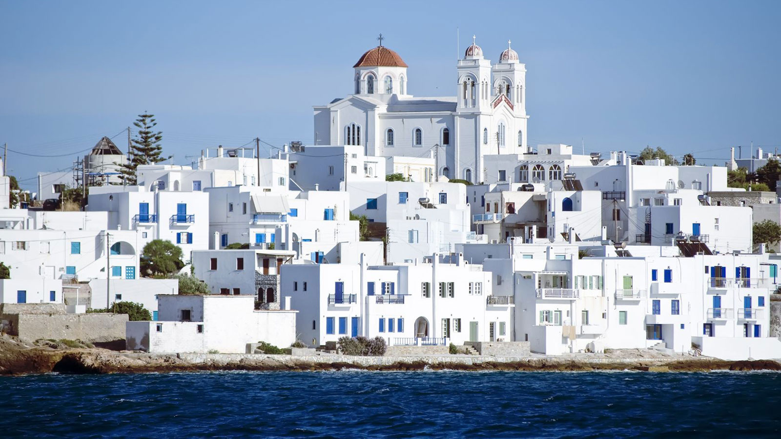 Village blanc et vieux port de pêche typique de l'île de Paros dans les Cyclades