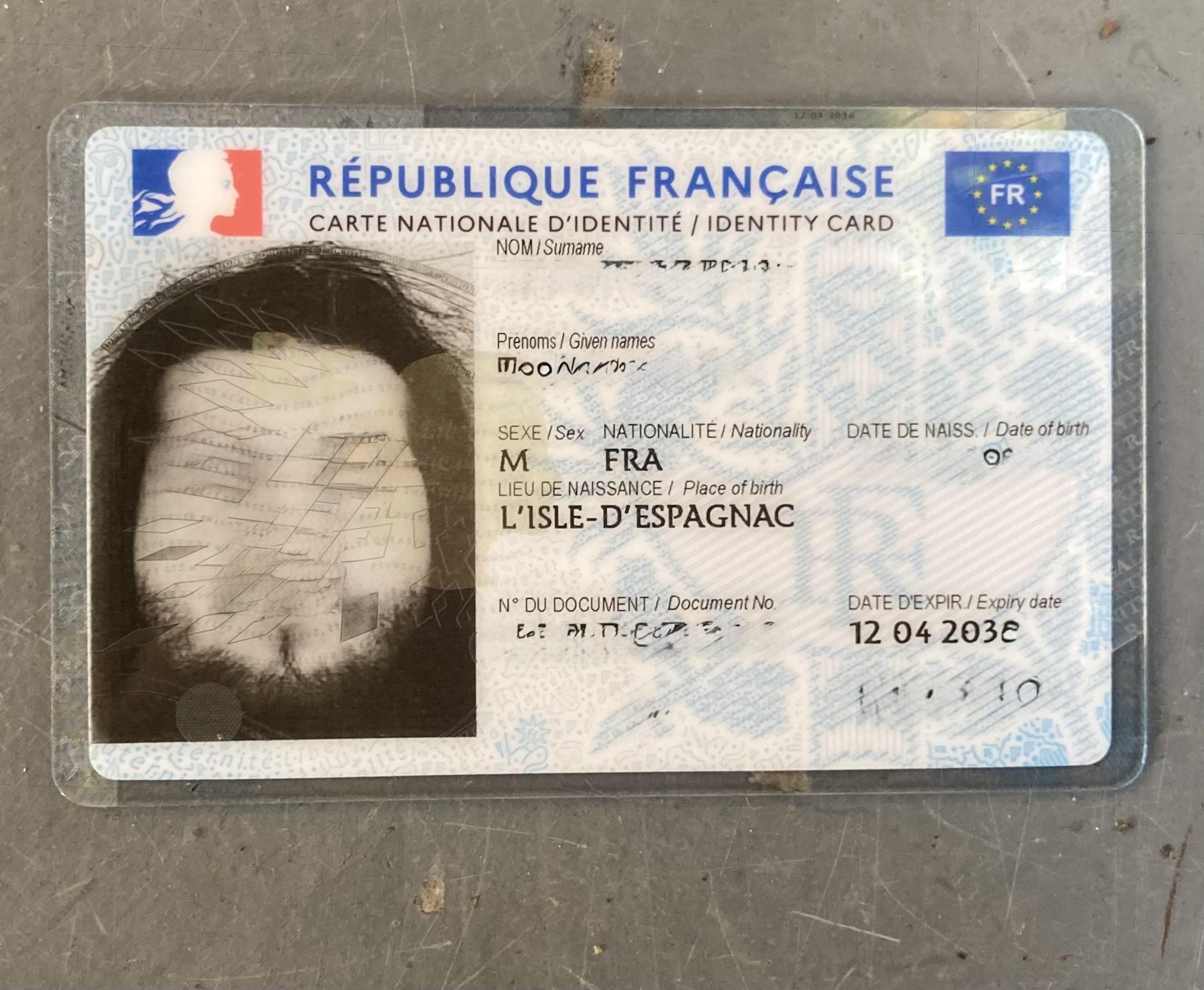 Carte nationale d'identité française posée sur une table, avec la date de fin de validité visible au verso