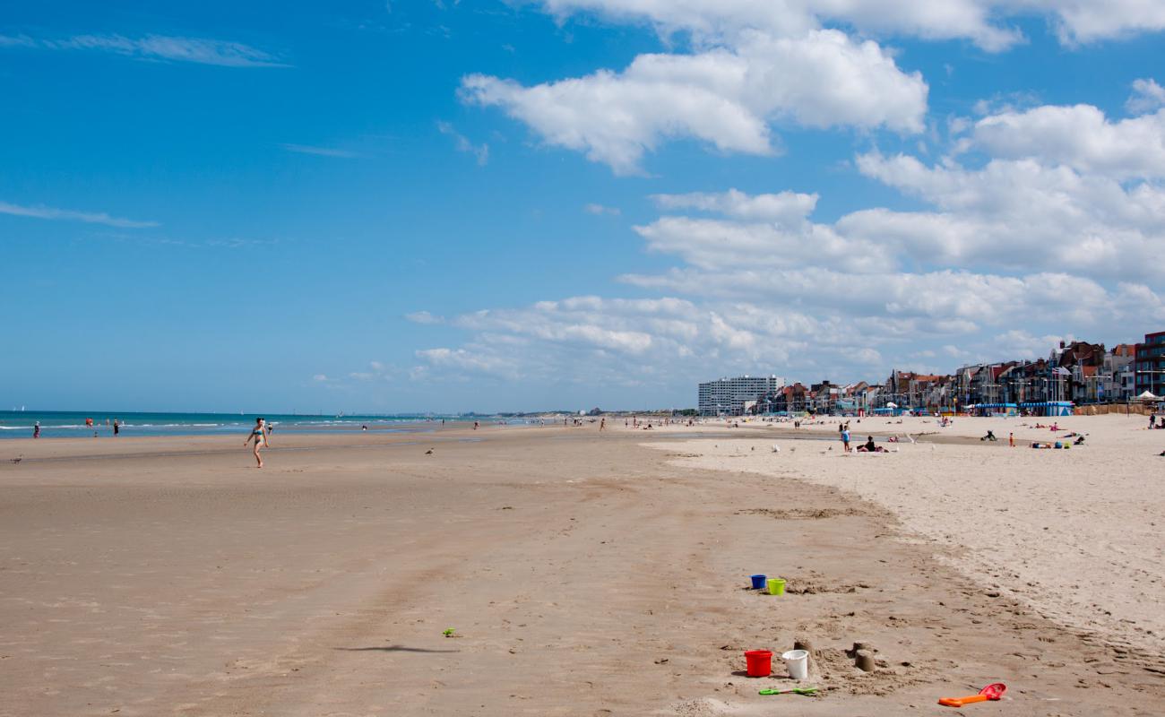 Plage de Malo-les-Bains avec sa digue et ses cabines de plage à Dunkerque