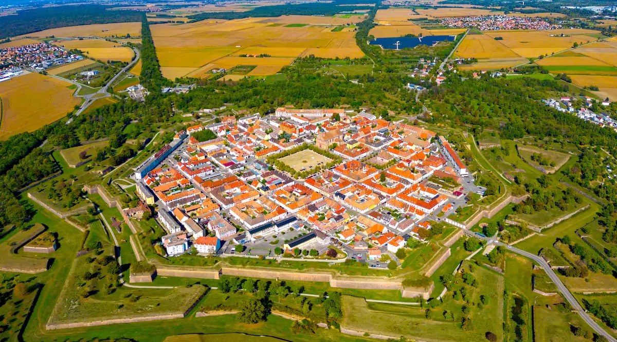 Vue des fortifications et du plan octogonal de Neuf-Brisach, ville fortifiée de Vauban inscrite à l'UNESCO