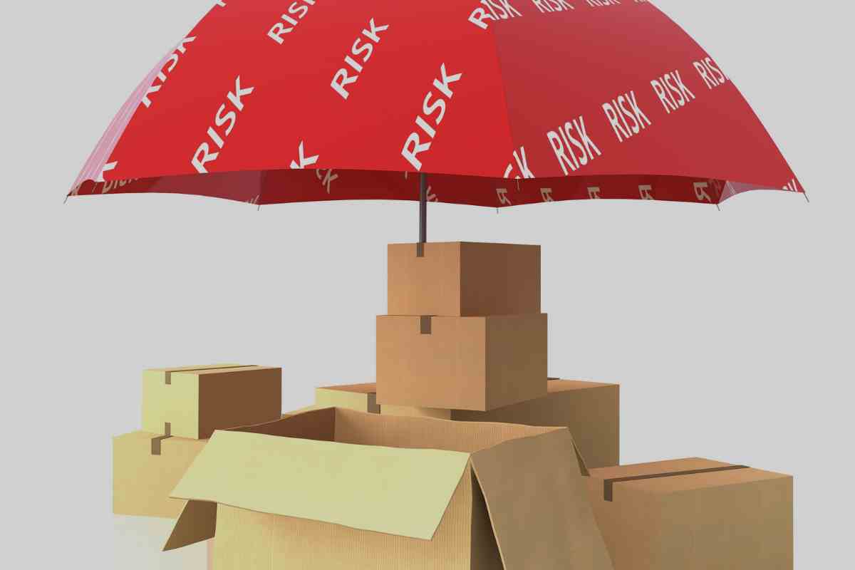 Cartons empilés dans un box de stockage couverts par une assurance