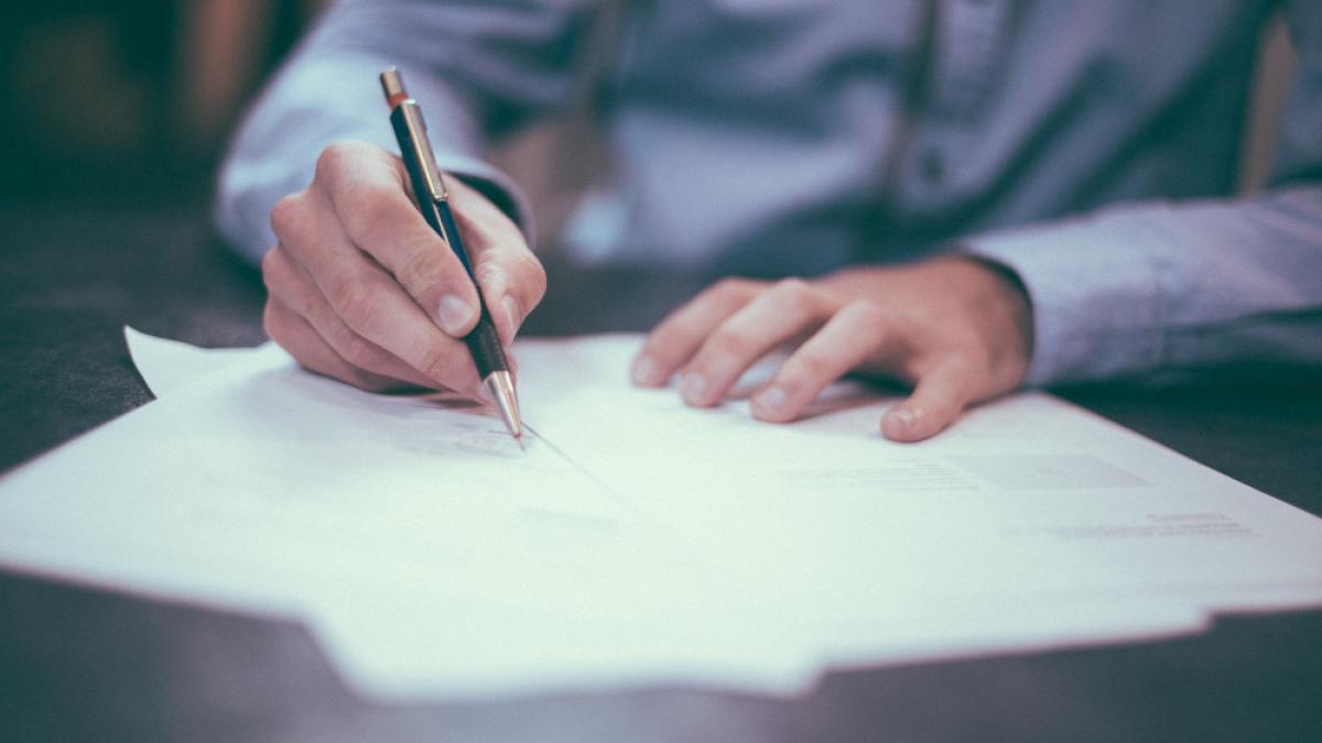 Document de conditions d'utilisation consulté sur un écran, avec une case à cocher d'acceptation