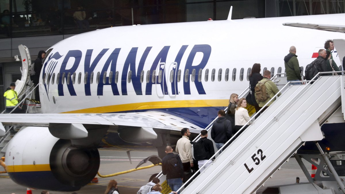 Avion Ryanair sur le tarmac de l'aéroport de Nîmes Alès Camargue Cévennes
