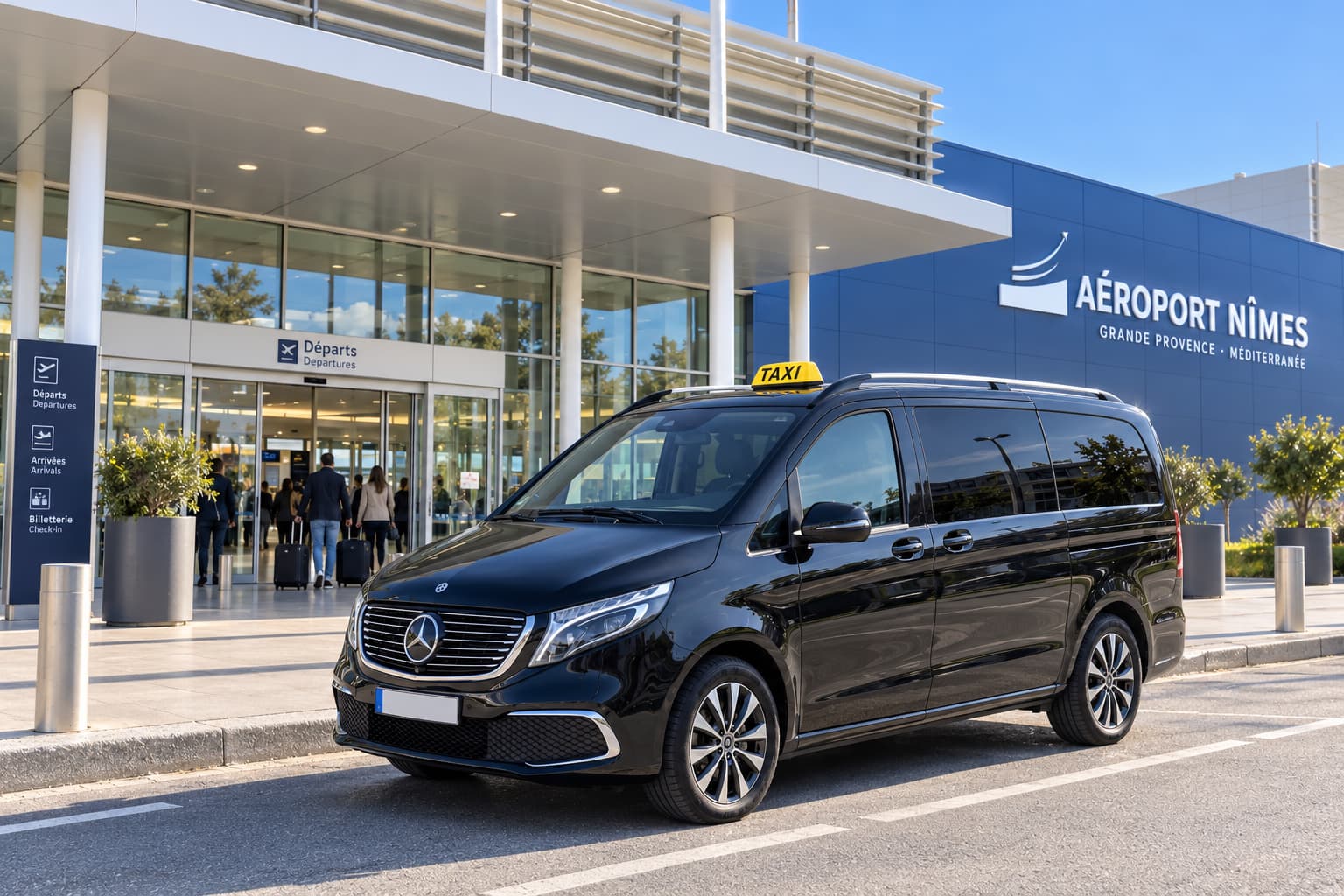 Navette bus Tango stationnée devant l'aérogare de l'aéroport de Nîmes