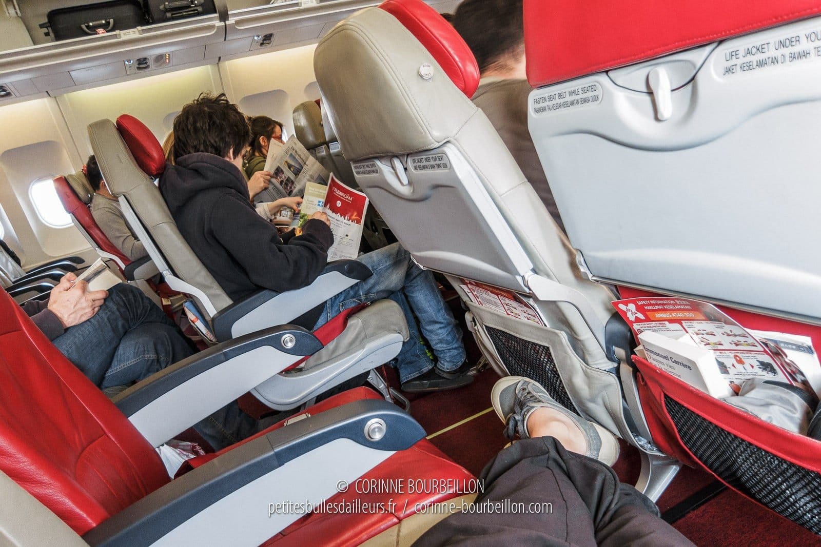 Rangée de sièges d'avion offrant de l'espace et du confort pour les jambes en cabine