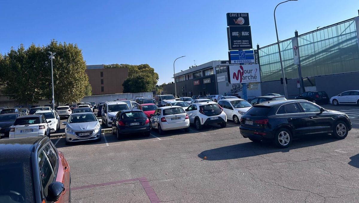 Voitures stationnées sur le parking de l'aéroport de Nîmes Grande Provence Méditerranée