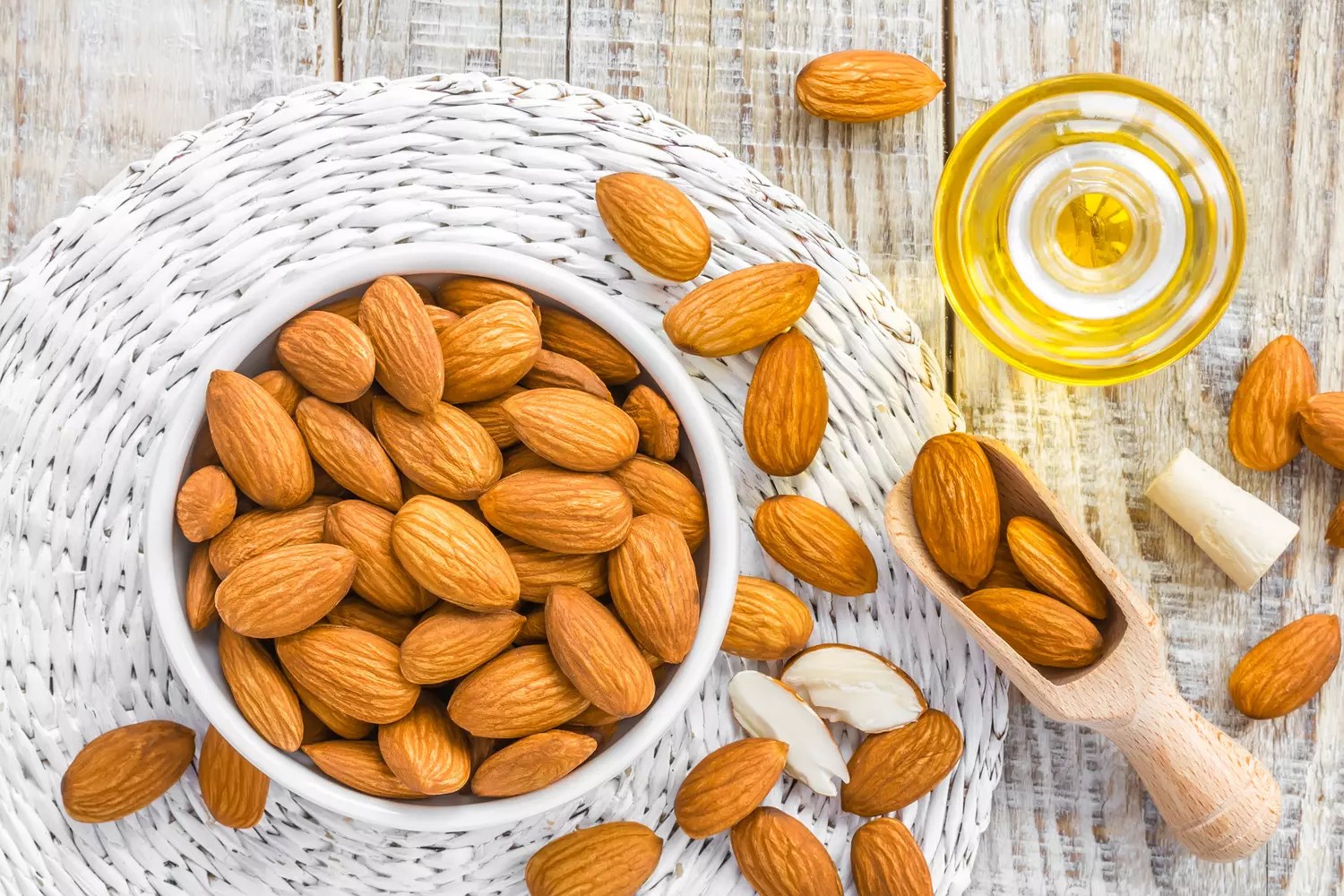 Petite poignée d'amandes nature dans un récipient, préparée pour une collation de voyage